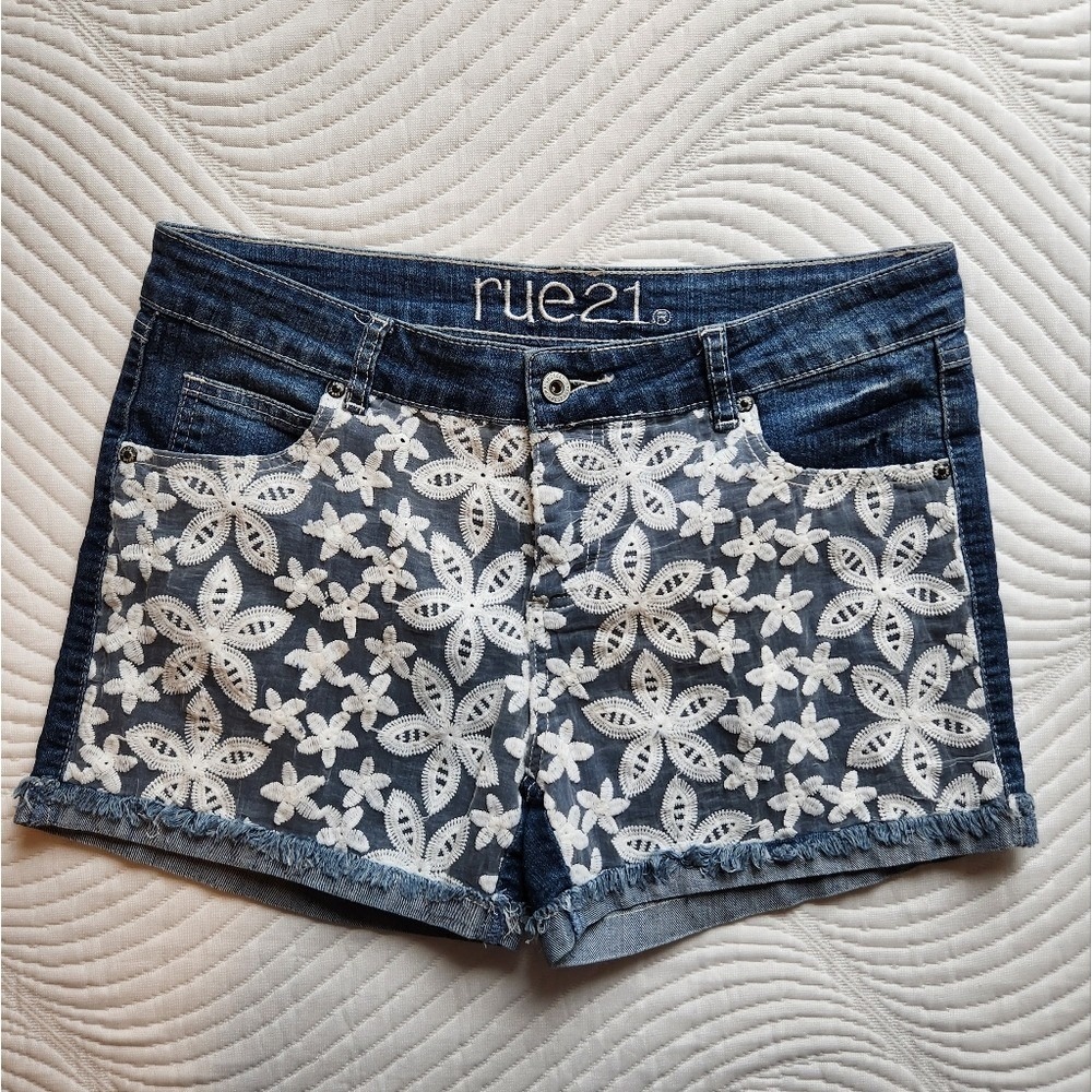 Rue21 Denim Shorts Low-Rise with White Floral Lace Overlay | Sz 11/12 | 32 Waist